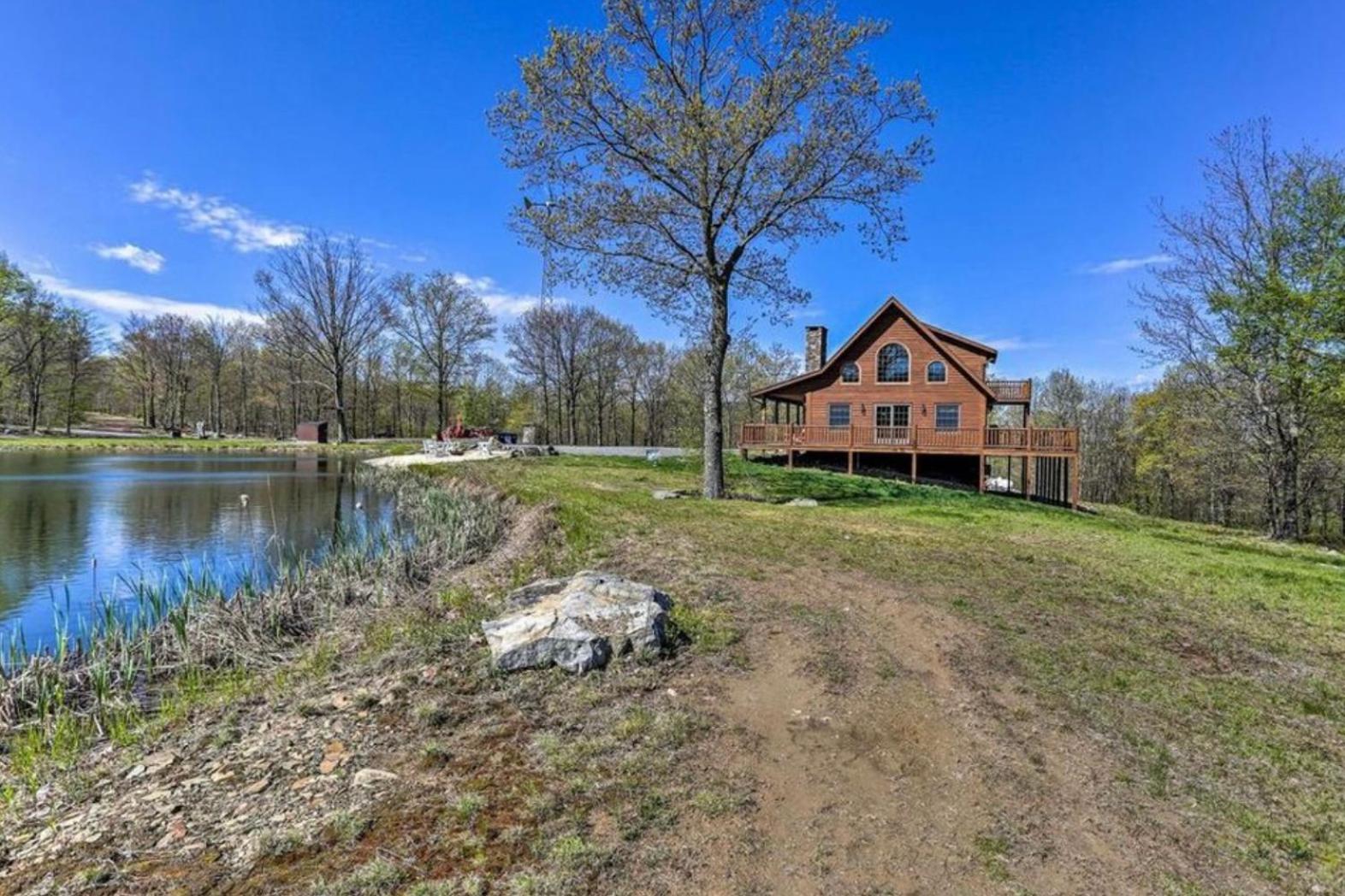 Lakeside Breeze Holiday home